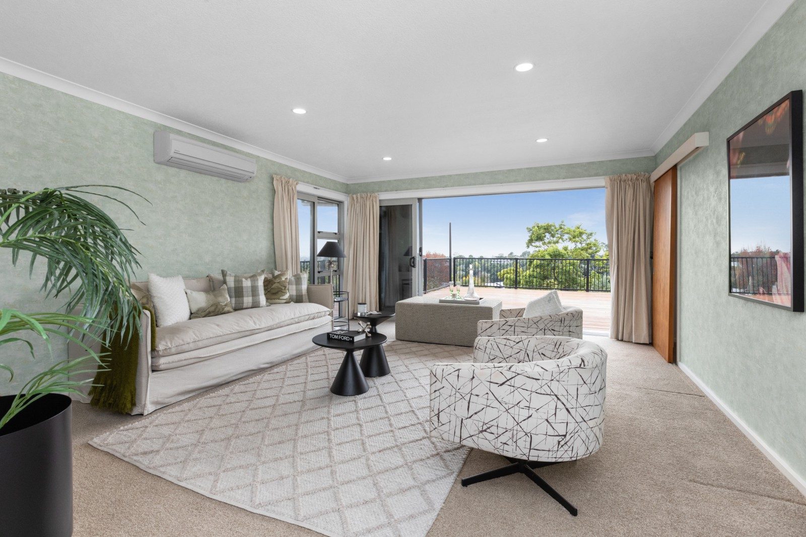 Expansive Spaces. Exceptional Views — slide 1