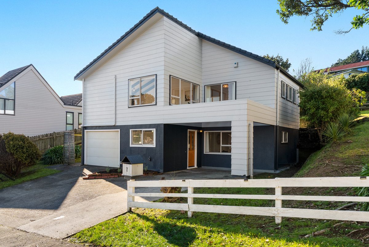 HOME & INCOME POTENTIAL! BEO $849,000 — slide 2