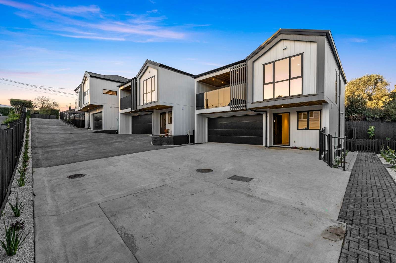 Luxury Family Living On Weybridge! — slide 1