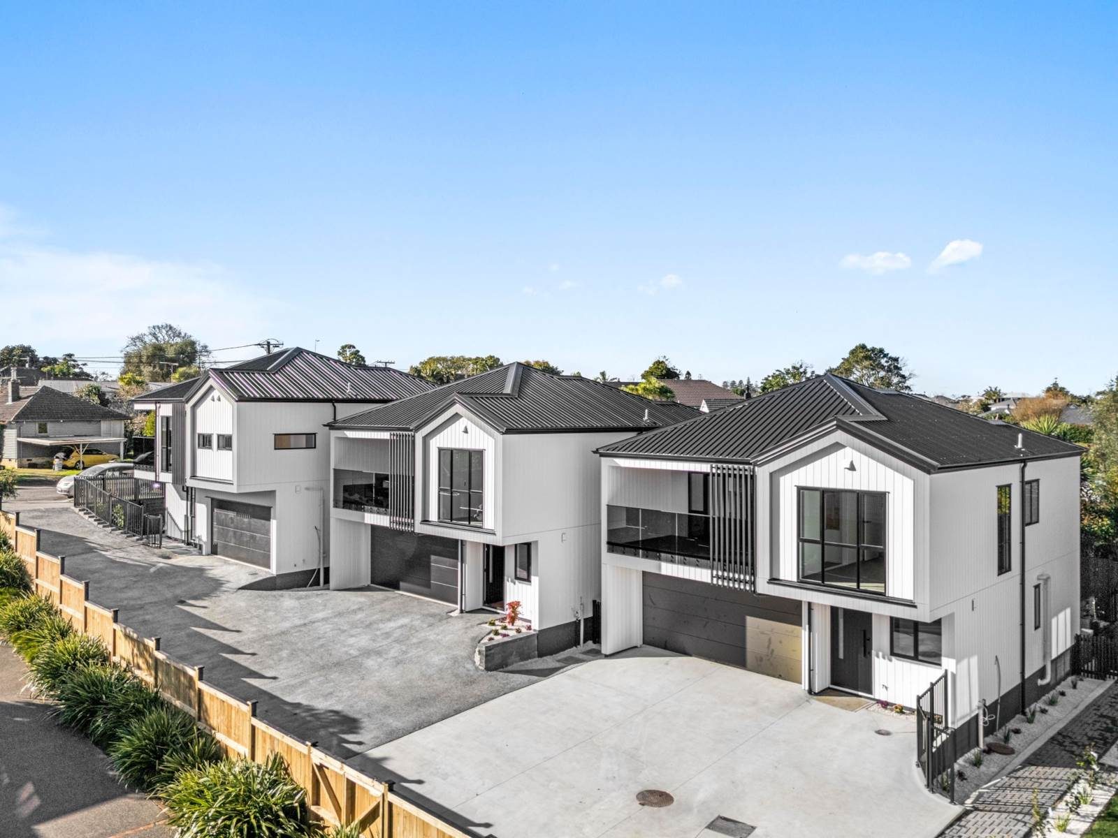 Luxury Family Living On Weybridge! — slide 25