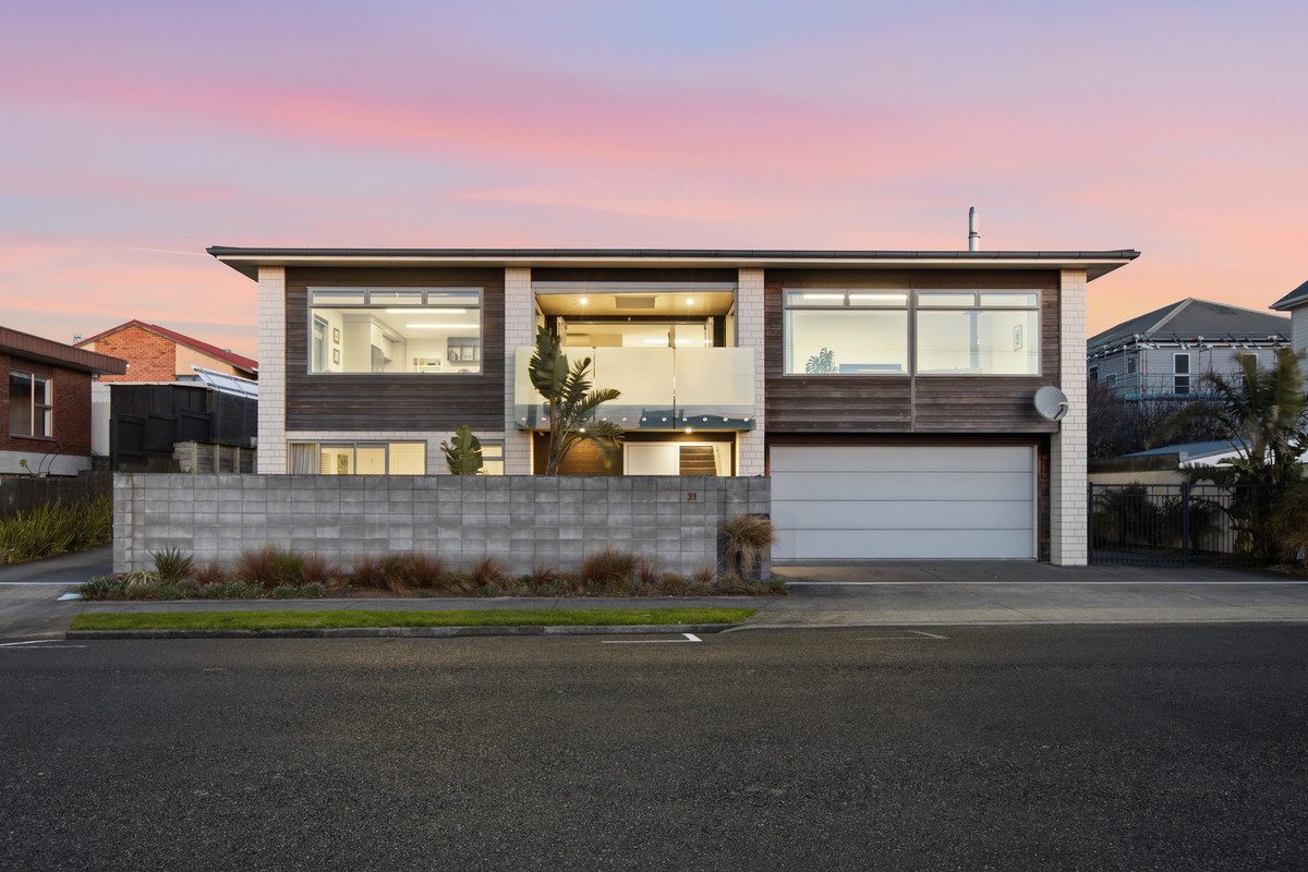 SEA VIEWS. CITY LIVING. EFFORTLESS LUXURY. — slide 41