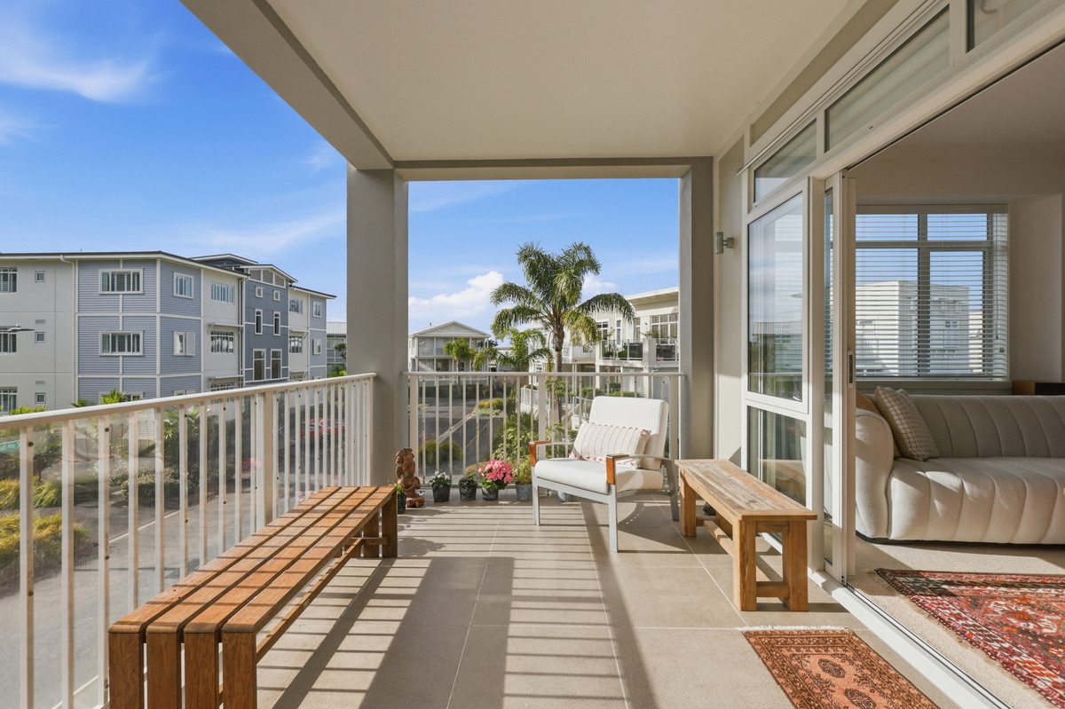 HOUSE SIZED LIVING, RESORT LIFESTYLE — slide 2