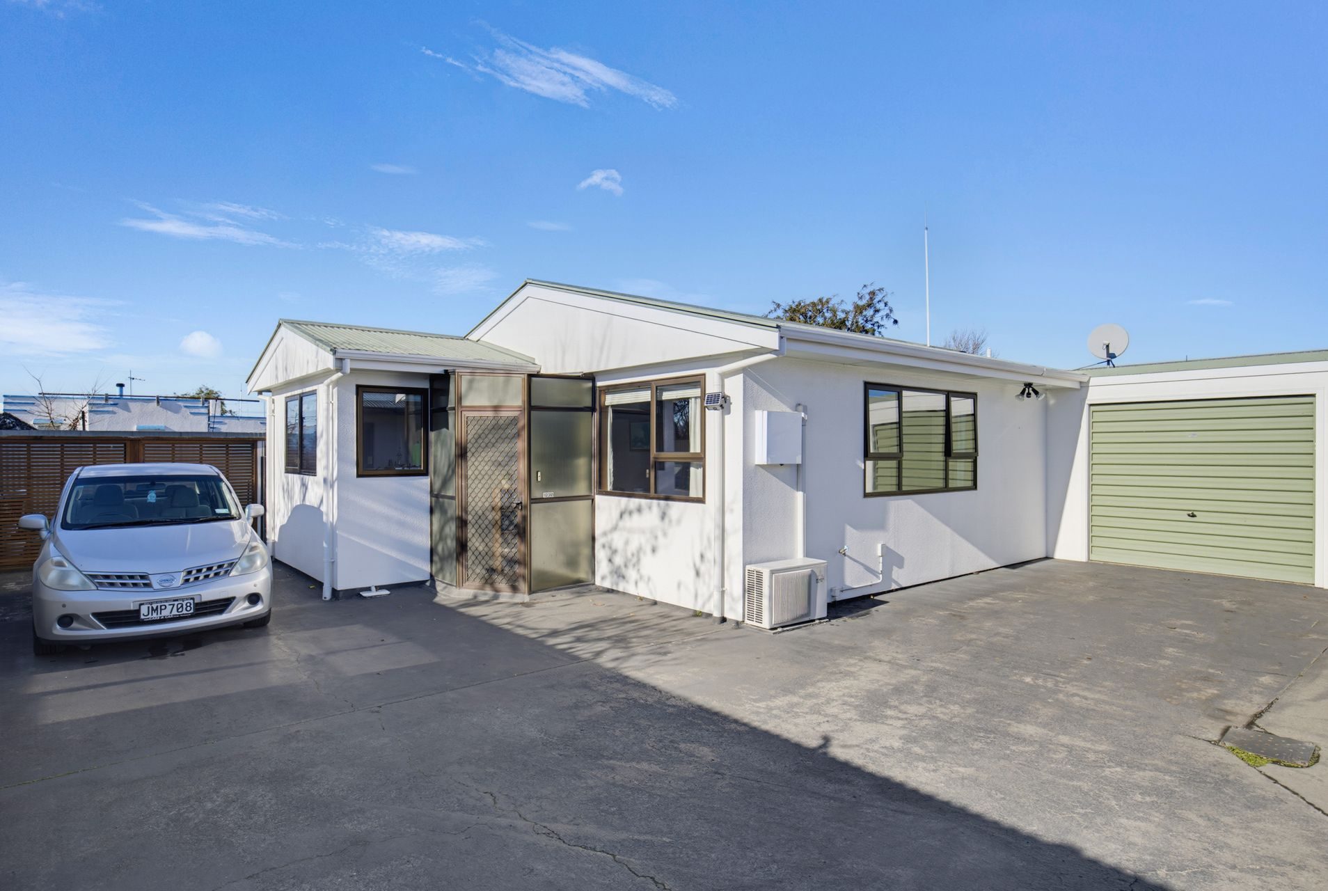 Vacant, Double-Glazed Townhouse - $459,000 — slide 2