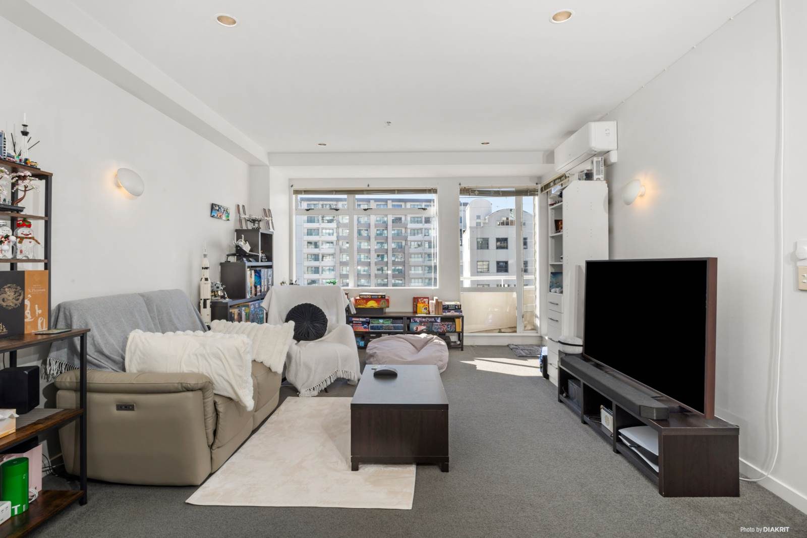Large Living + Parking - Priced to Sell! — slide 1