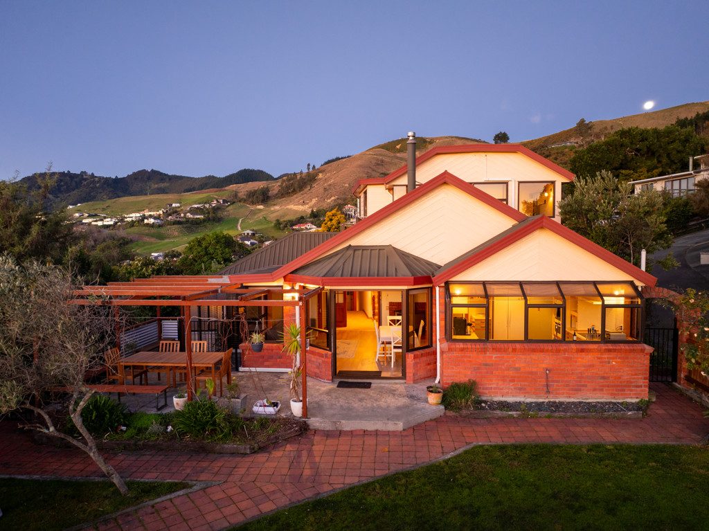 4 Bedrooms | Sea Views | Family Favourite — slide 2
