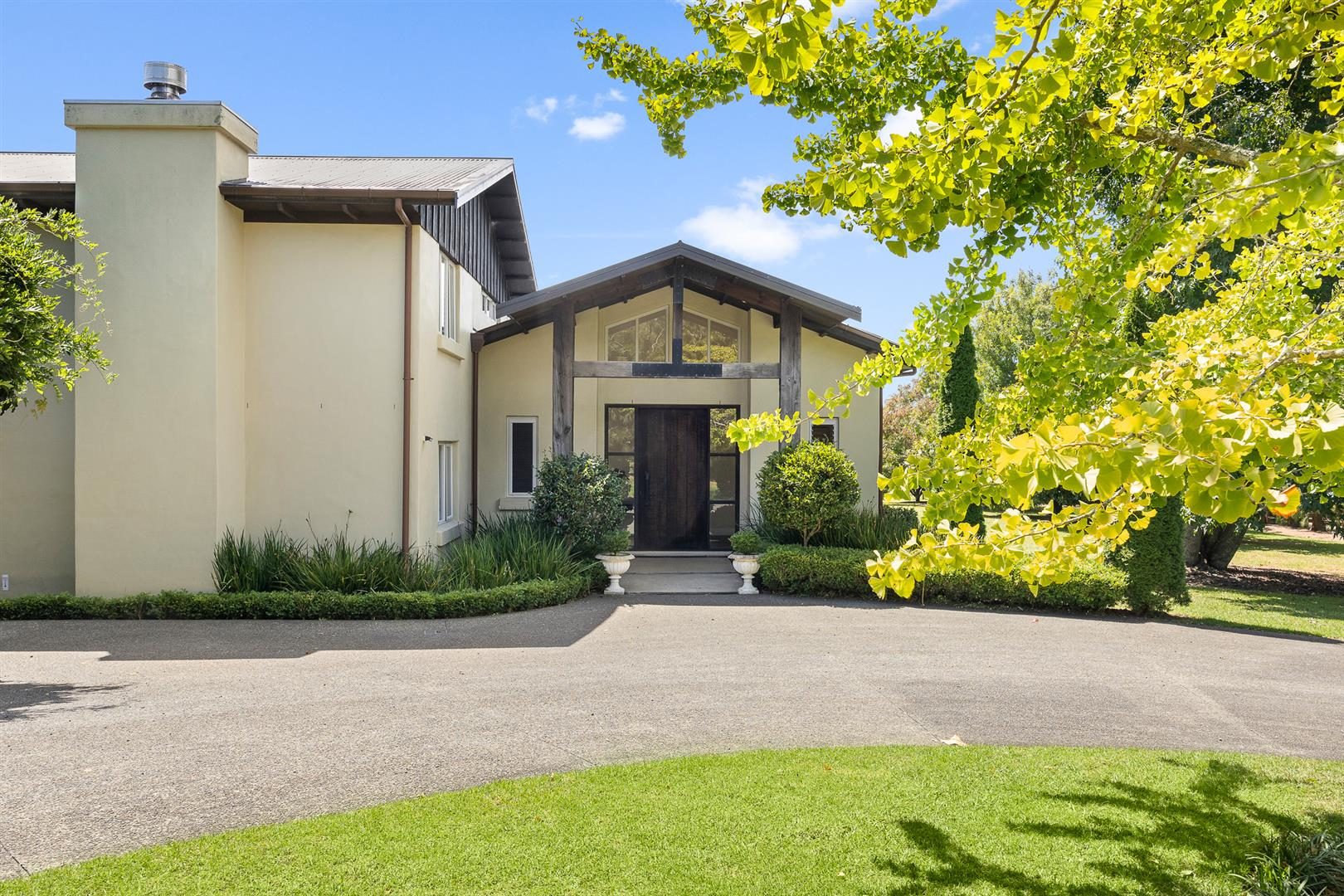 Stylish Home, Huge Shed & Cottage. — slide 2