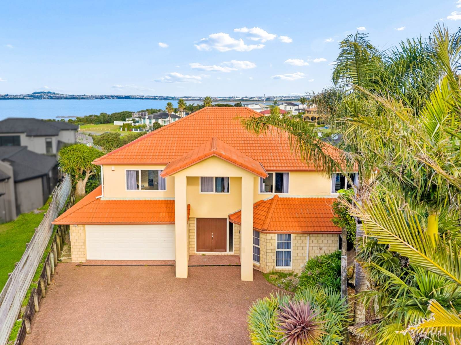 An Exceptional Coastal Estate with Spectacular... — slide 32