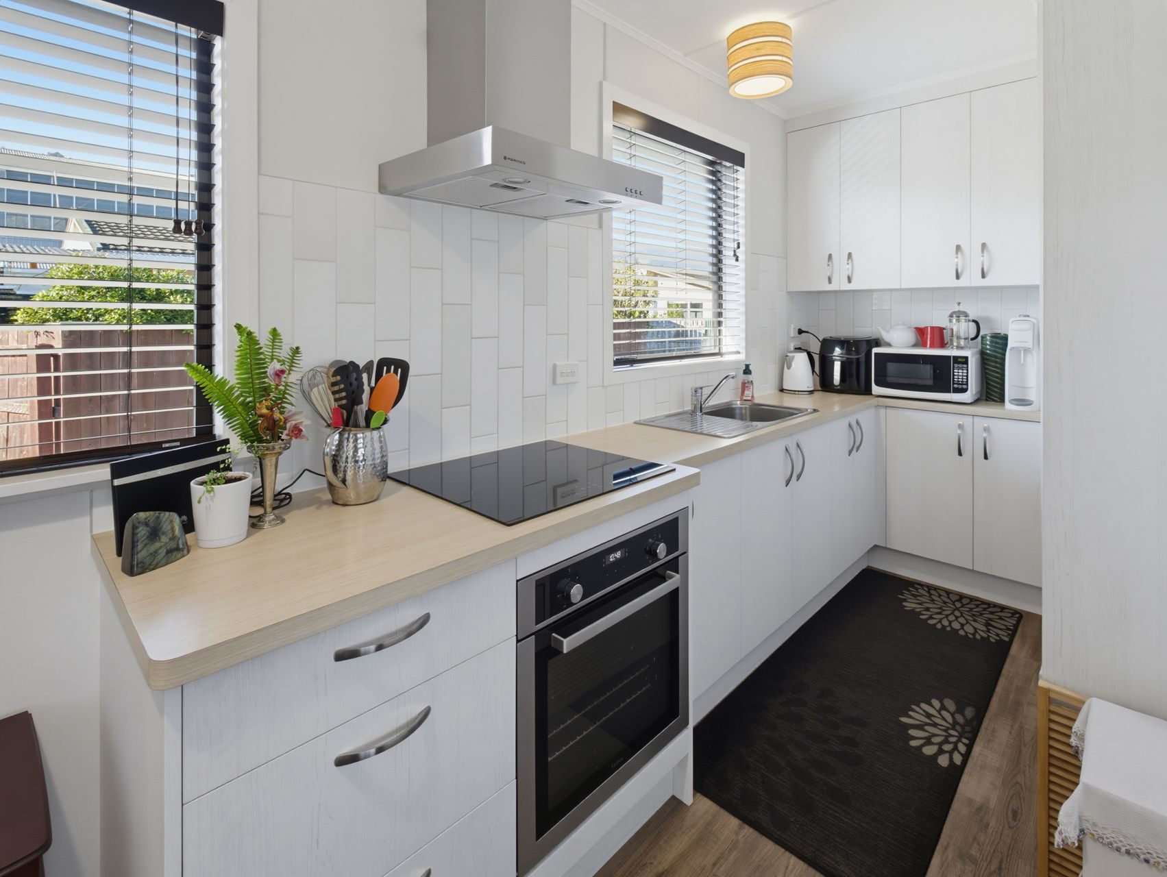 Simple, Sunny and Modern Throughout! — slide 2