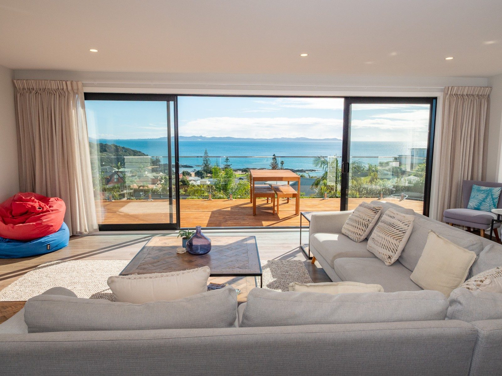 Luxurious living with panoramic views — slide 2