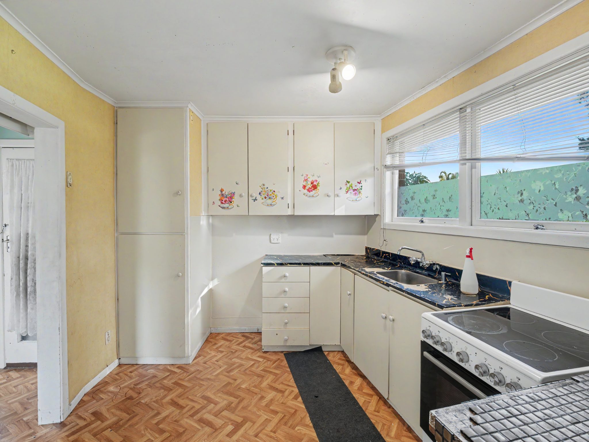 Prime Do-Up Opportunity ! Massive 842 sqm! — slide 2