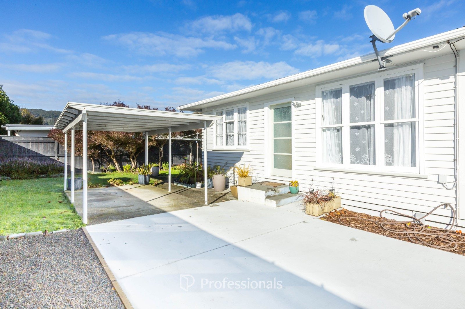 Modern Open Plan & Easy-Care Living — slide 2