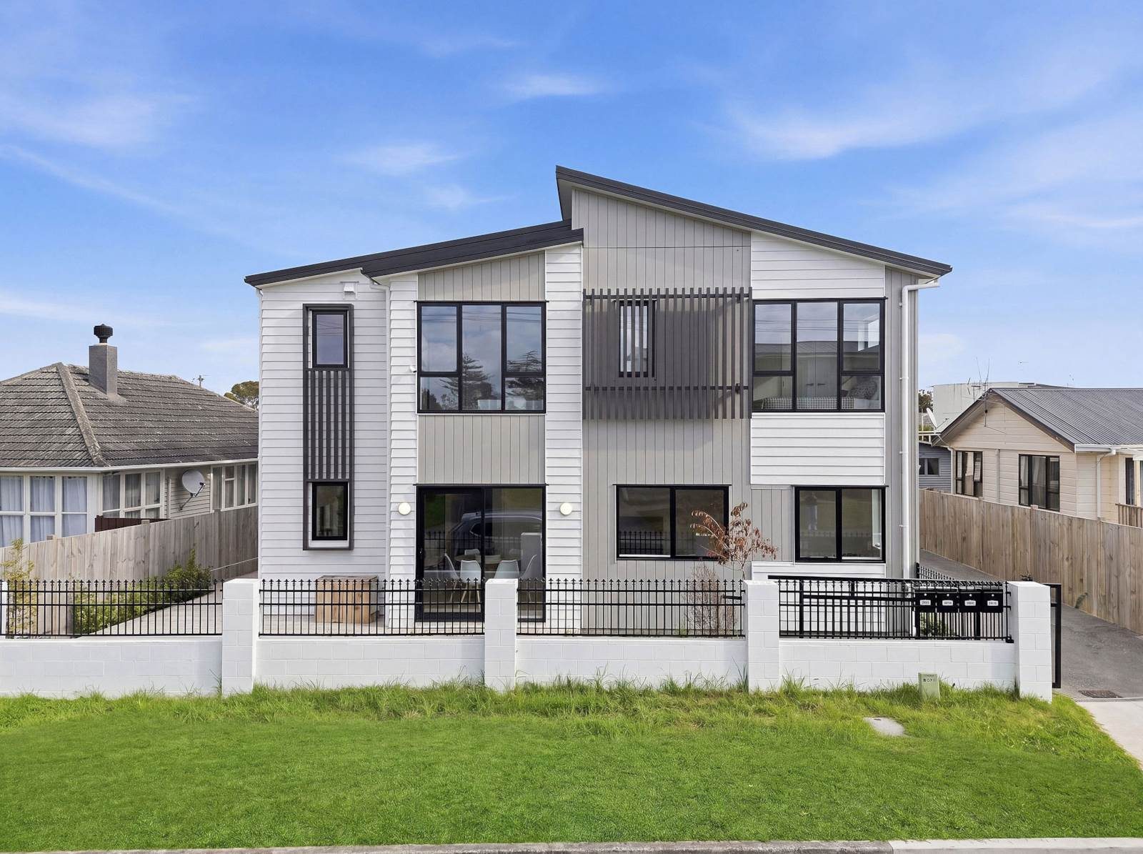 New Build Freestanding Dream Home with Lifestyle! — slide 1
