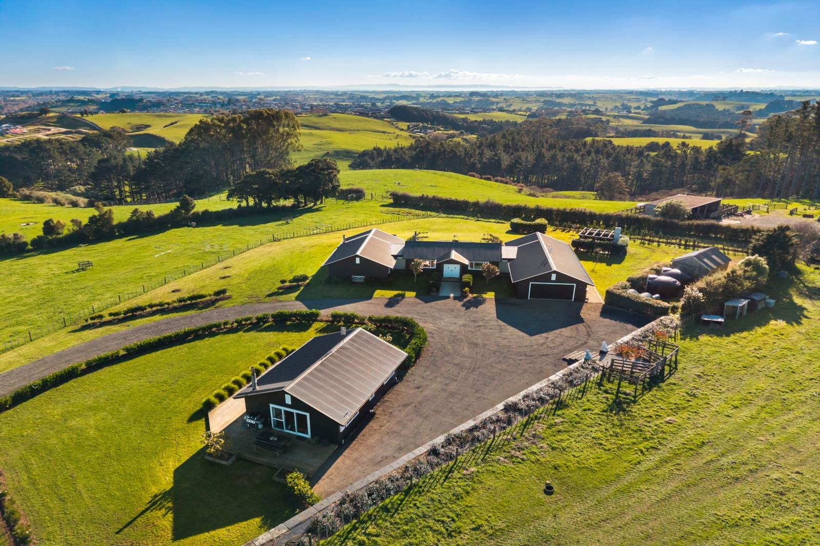 ELITE CONTEMPORARY HILLTOP HAVEN – SUPERB VIEWS — slide 1