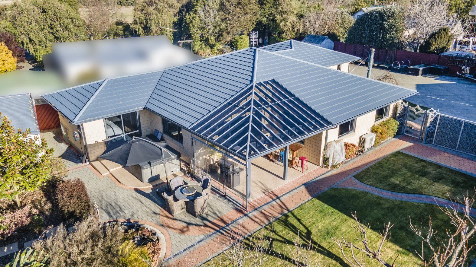 Massive 6-Car Garaging, Spacious & Easy Lifestyle — slide 1