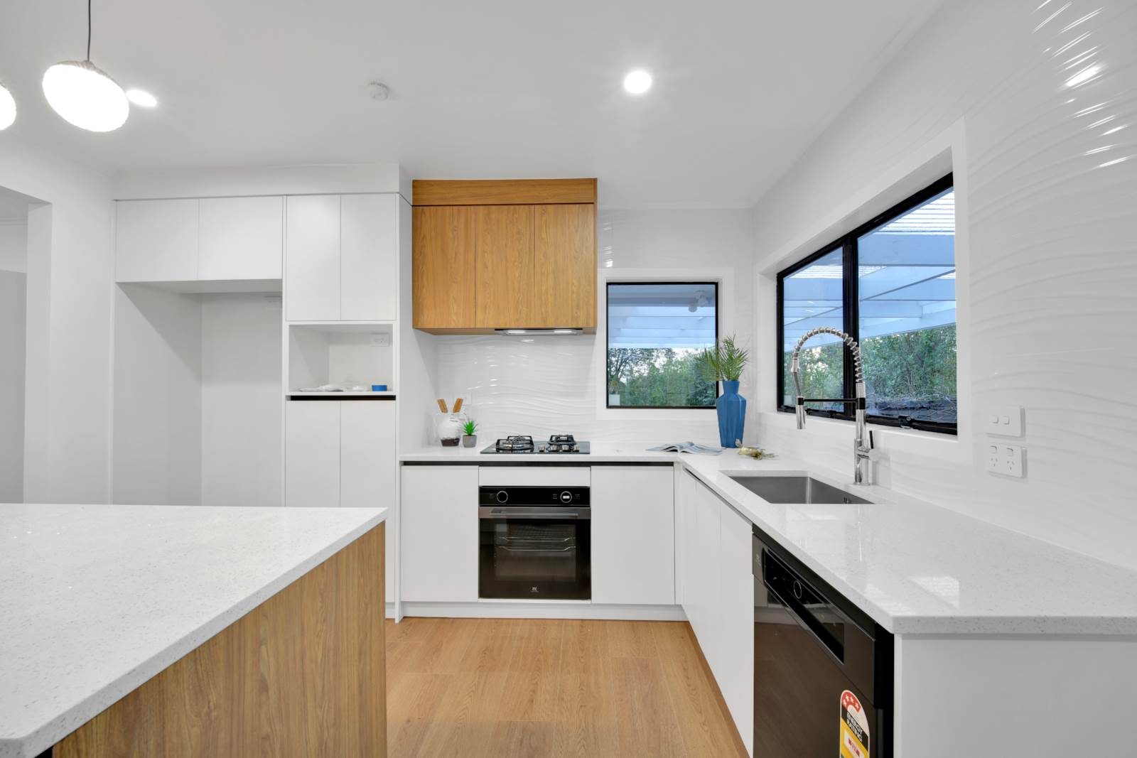 Renovated Jewel of Whitney on Freehold 1062sqm — slide 2