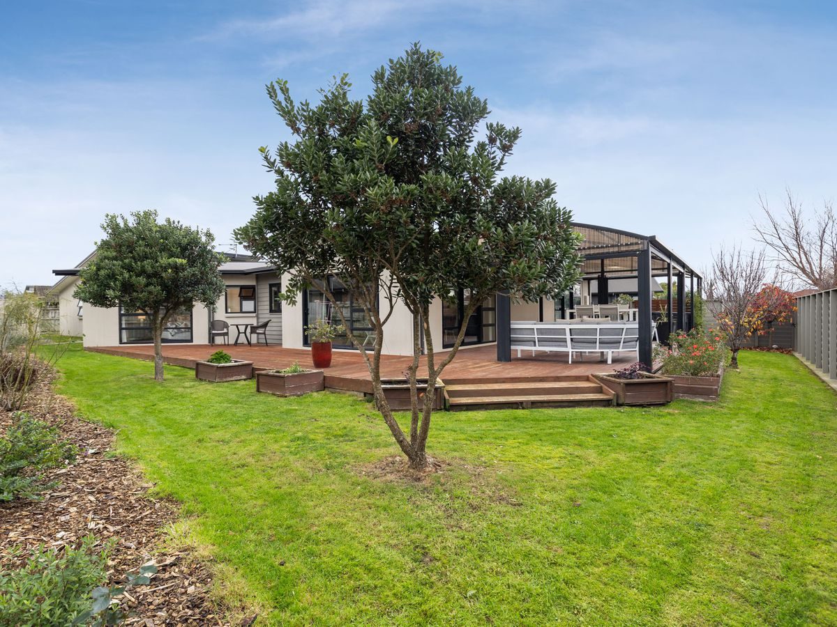 Sophisticated family living in Kelvin Grove — slide 49