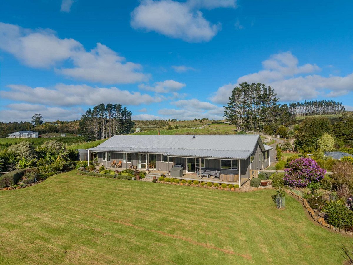 A KIWI LIFESTYLE TO TREASURE — slide 1