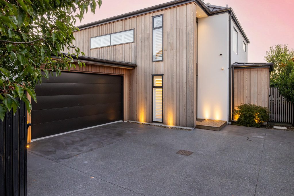 Luxury Family Living, Prime Location — slide 1