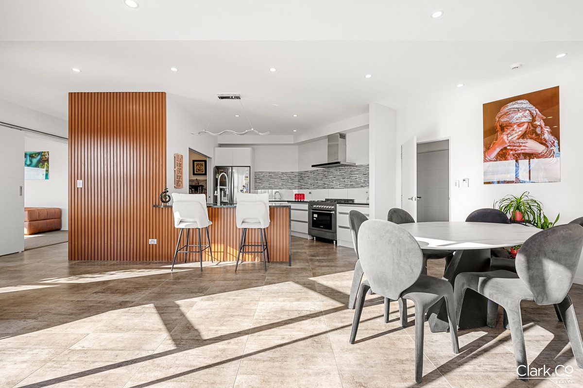 LUXURIOUS FAMILY LIVING — slide 2