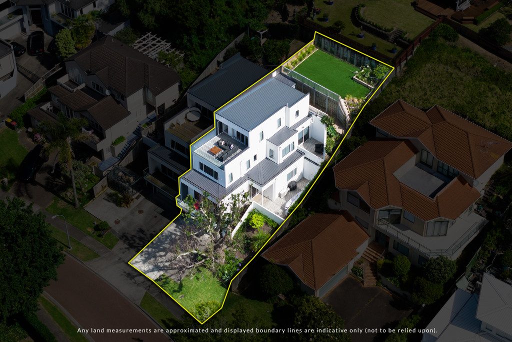Modern Coastal Luxury in Macleans Zone — slide 2