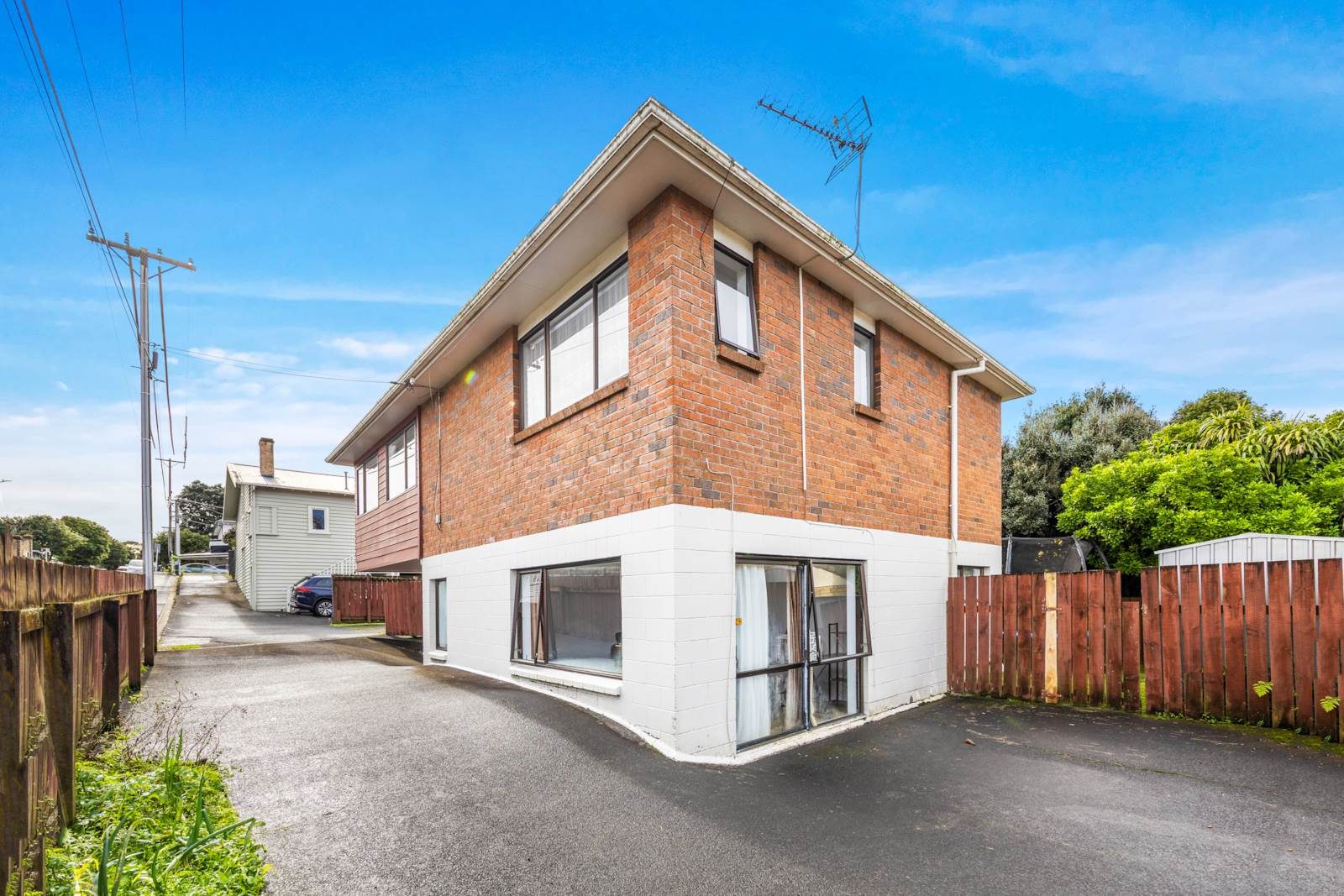 A Home to Love – Space, Sun & Superb Flexibility — slide 2