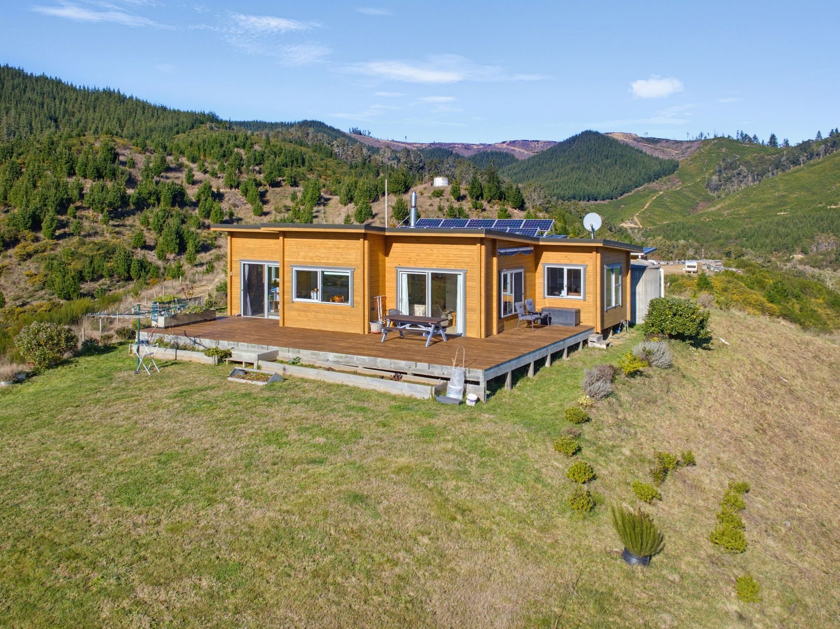 Modern Off-Grid Living with Unmatched Views! — slide 1
