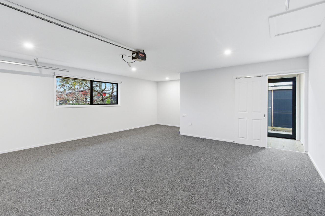 Price Refresh - Prestigous, Immaculate, Vacant! — slide 38