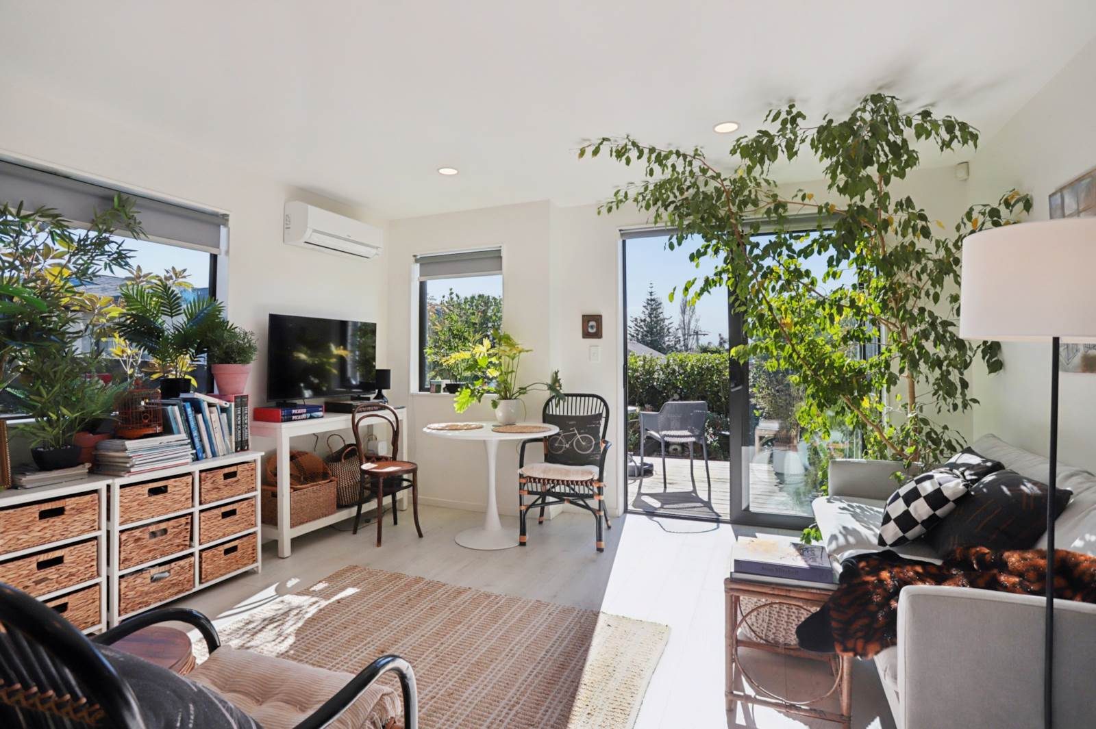 Discover Your Trendy, Sun-Soaked Peninsula Retreat — slide 2
