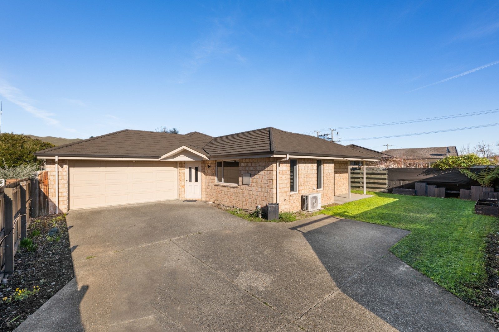 Easy living in Witherlea– Surplus to... — slide 1