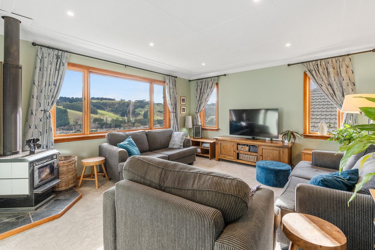 Character, Comfort & Space with Stunning Valley Vi — slide 2