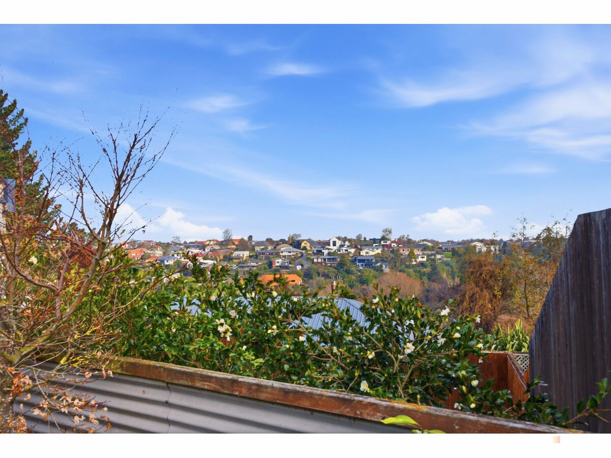 Modern townhouse in Lachlan Place! — slide 26