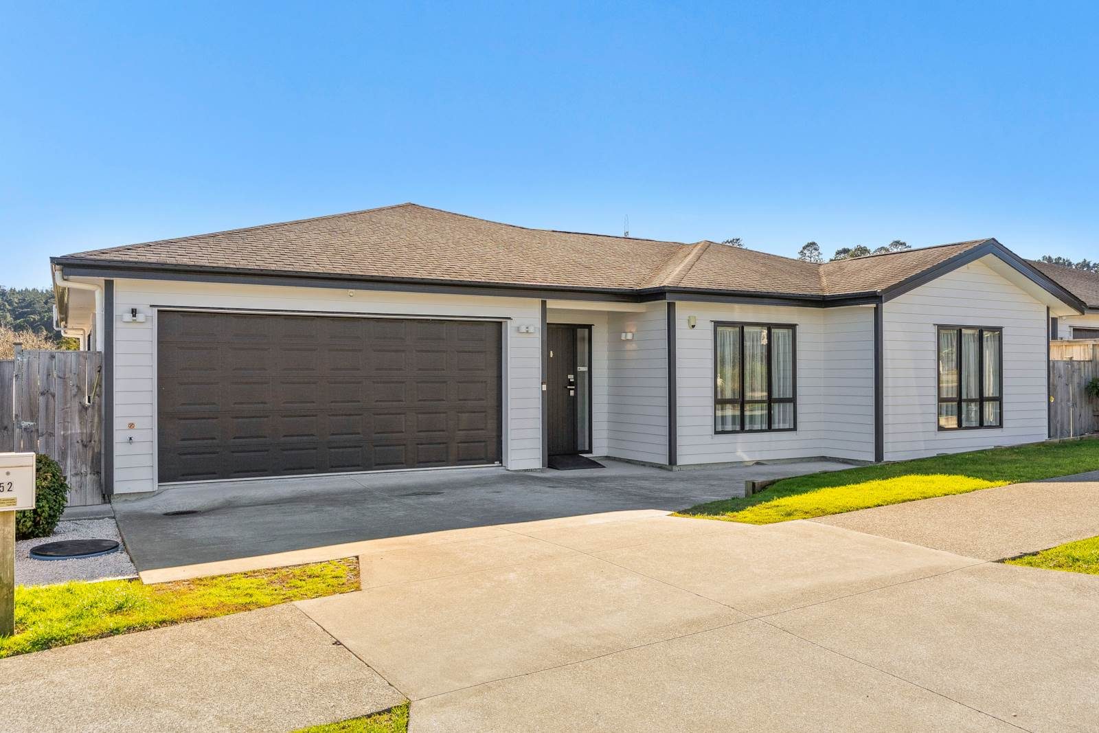 Live the Dream in Kumeu with Stunning Lake Views — slide 2