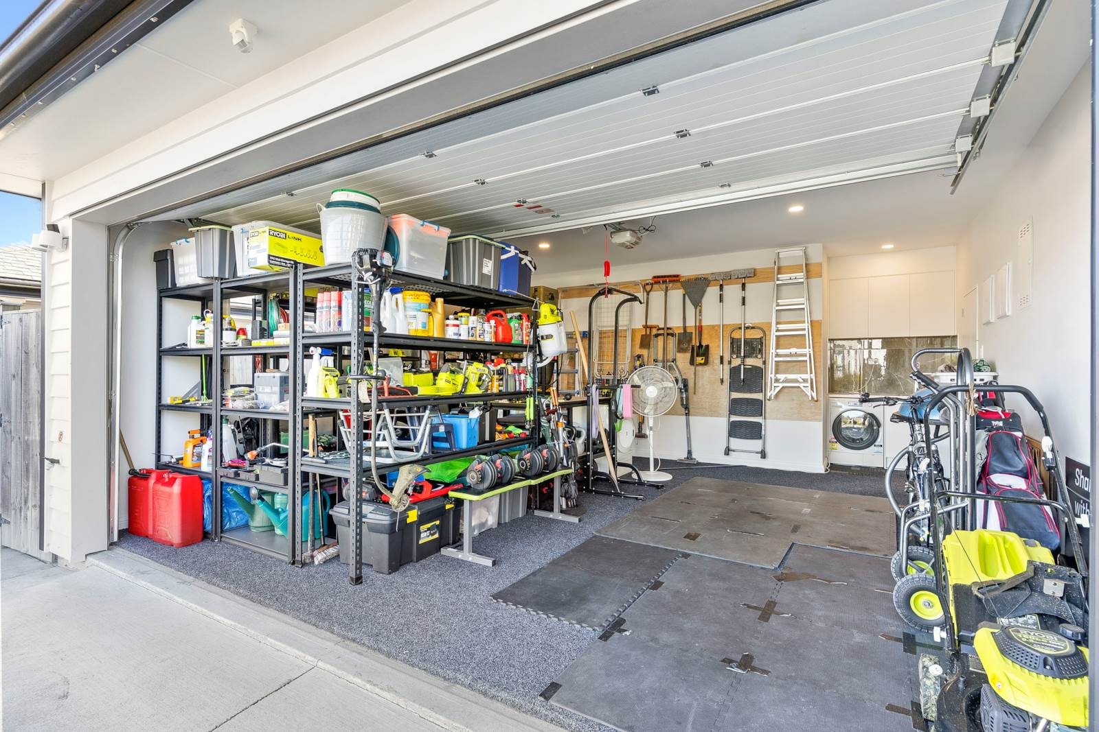 Live the Dream in Kumeu with Stunning Lake Views — slide 32