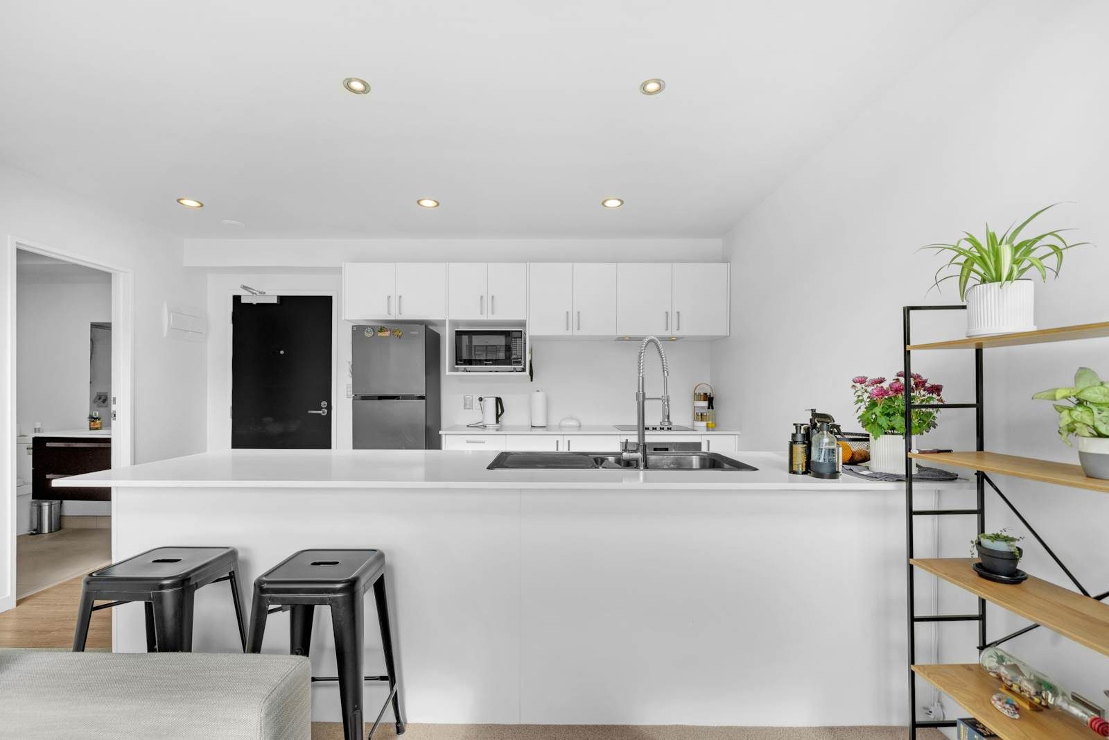 Newly Renovated Apartment in Heart of Flat Bush — slide 2