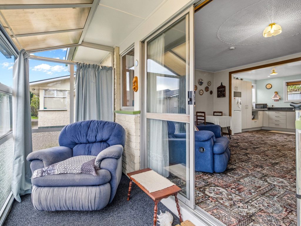 Close to Ashburton Borough School and Supermarket — slide 21