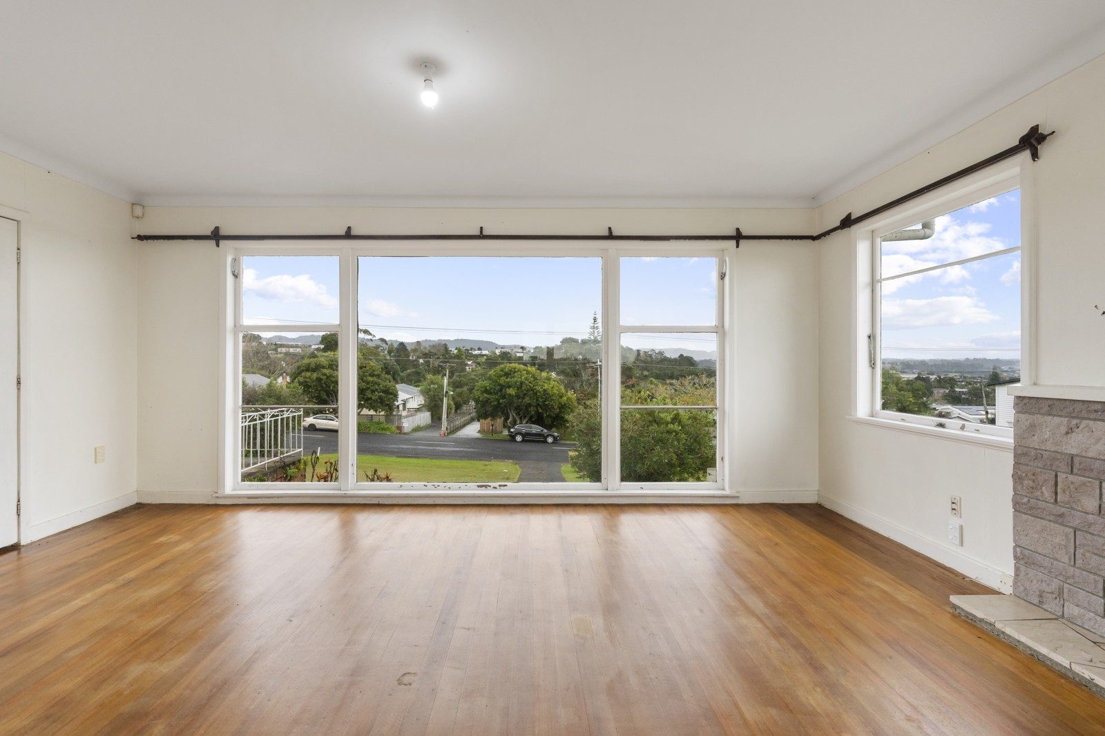 Views, charm & untapped potential on 1,012m2 — slide 2