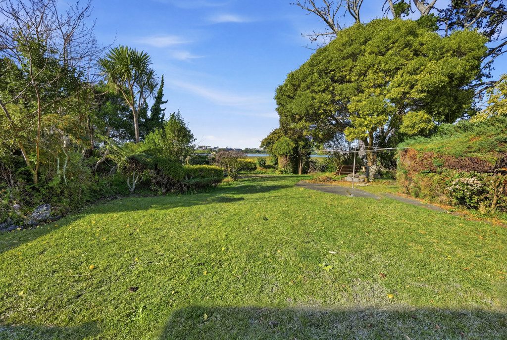 Unlock the Potential on 926m² with Water Views — slide 2