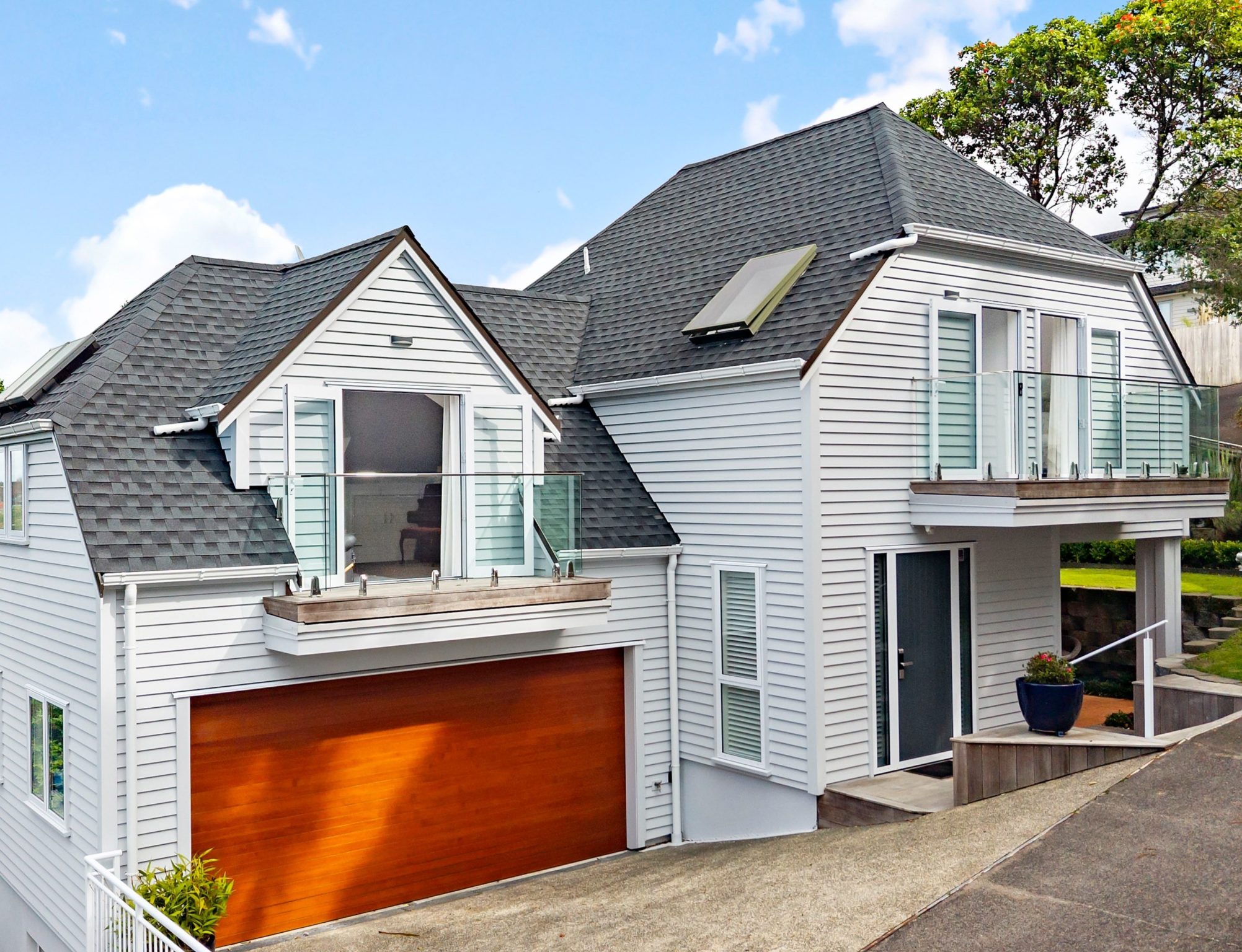 BIG HOME. PREMIUM STREET. MUST SELL. — slide 1