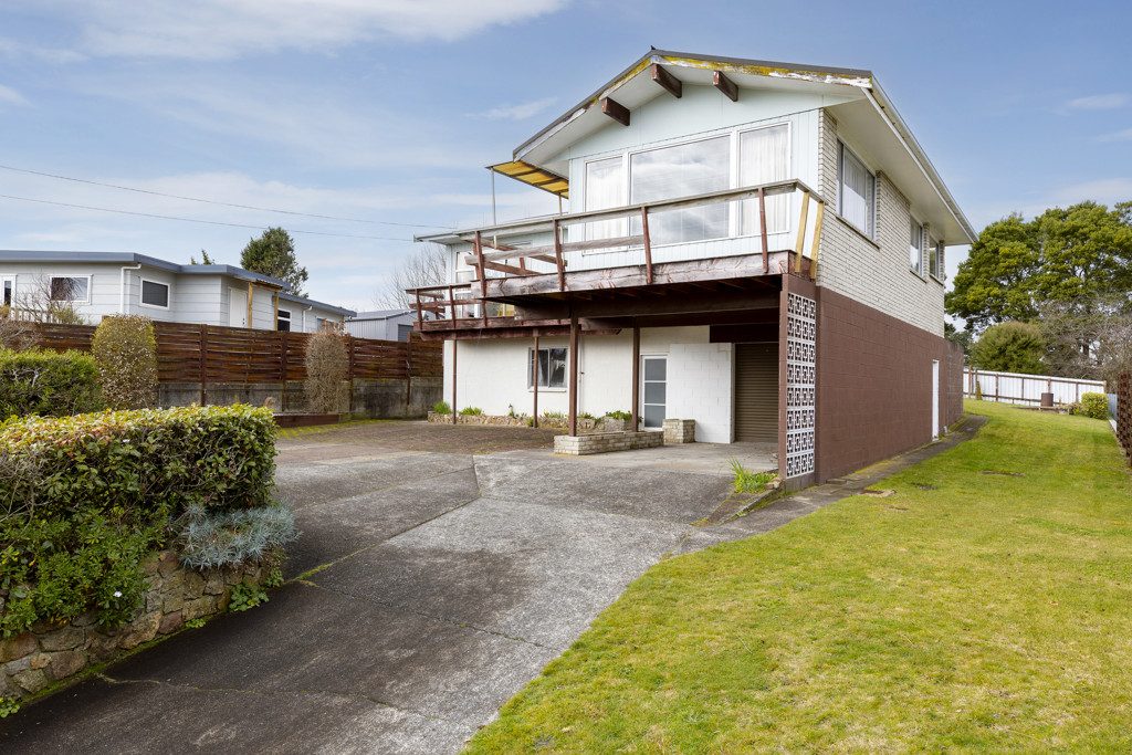 GOOD BONES, DRY & SUNNY, HUGE POTENTIAL — slide 1