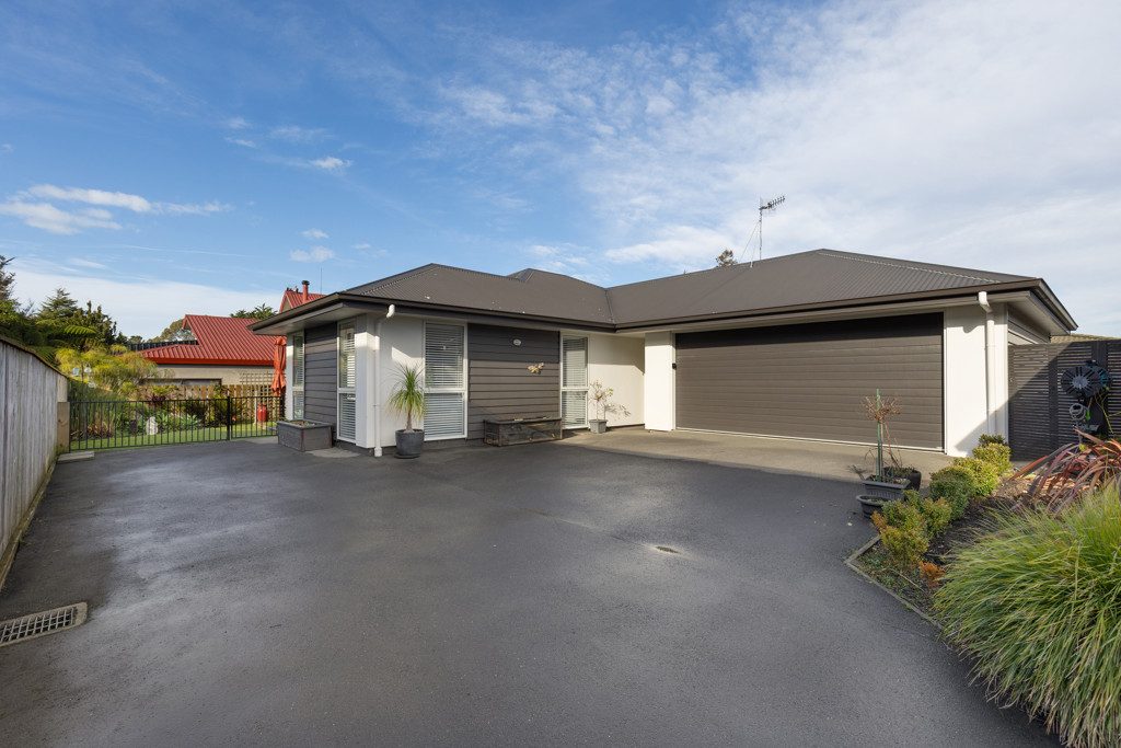 Private Lifestyle, Prime Motueka Location — slide 2