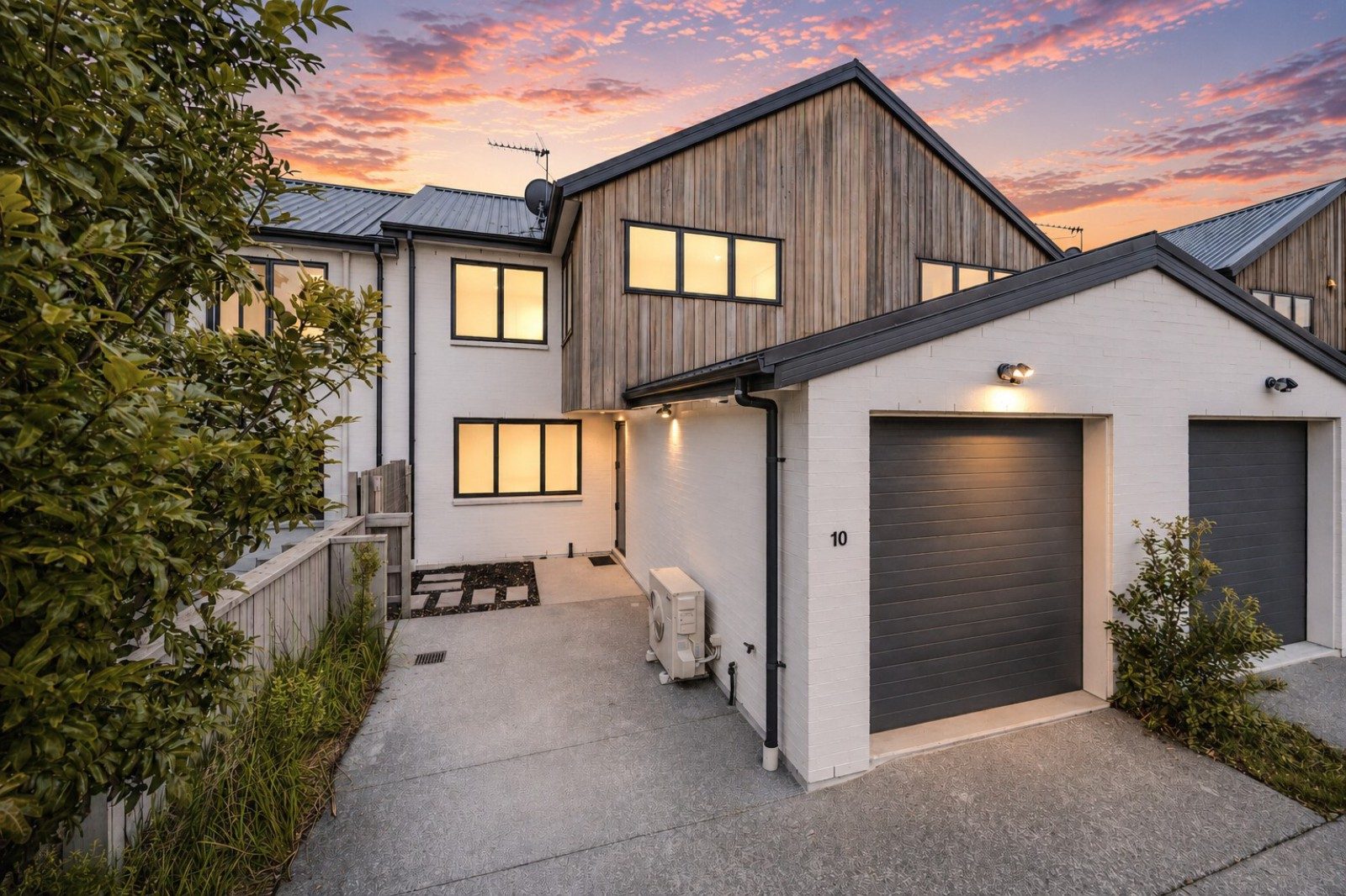 Large, spacious and sunny executive home — slide 2