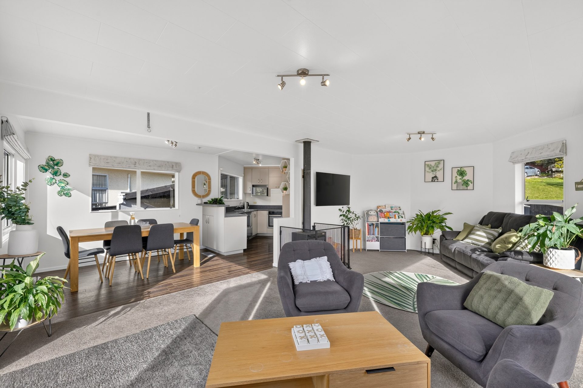 The Perfect Family Home in Popular Dodson Valley — slide 2