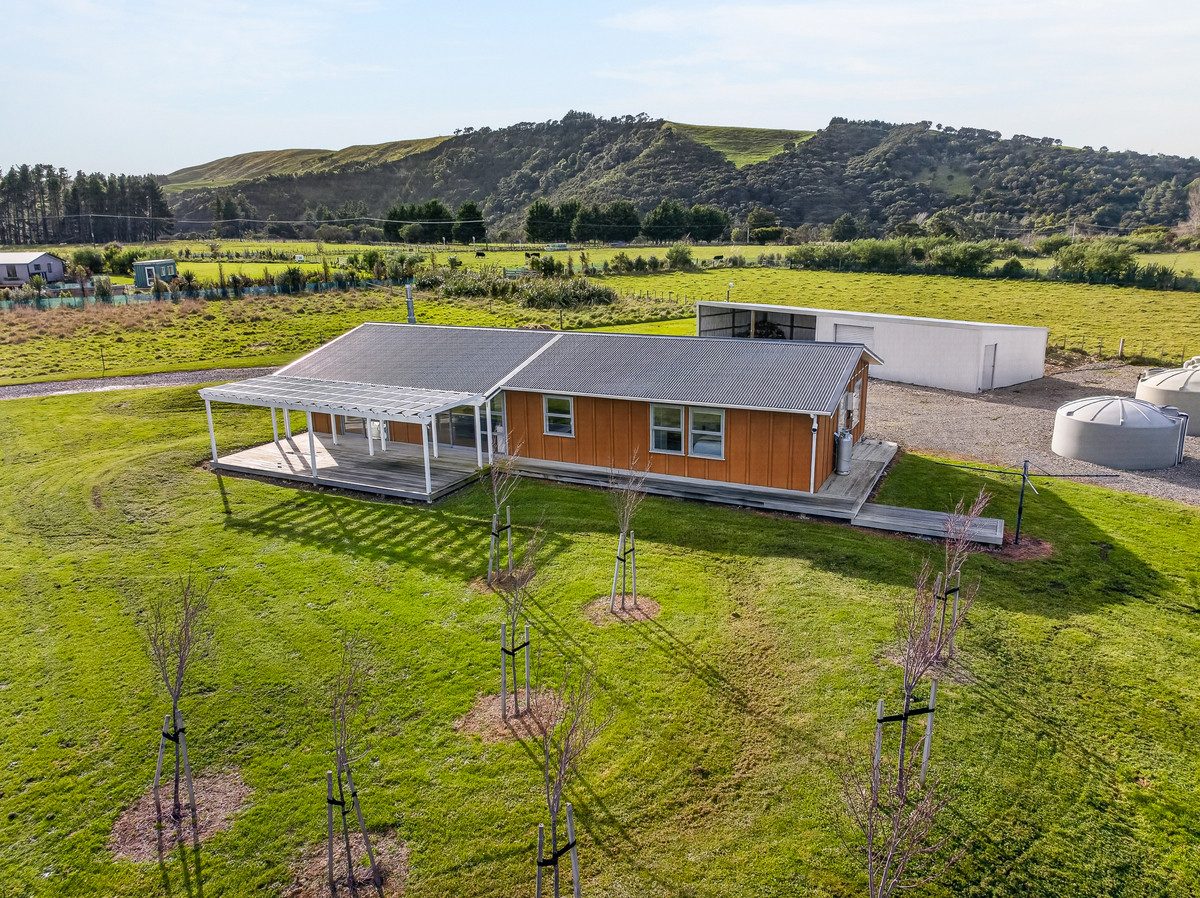 Modern Lifestyle with Tararua Views — slide 2