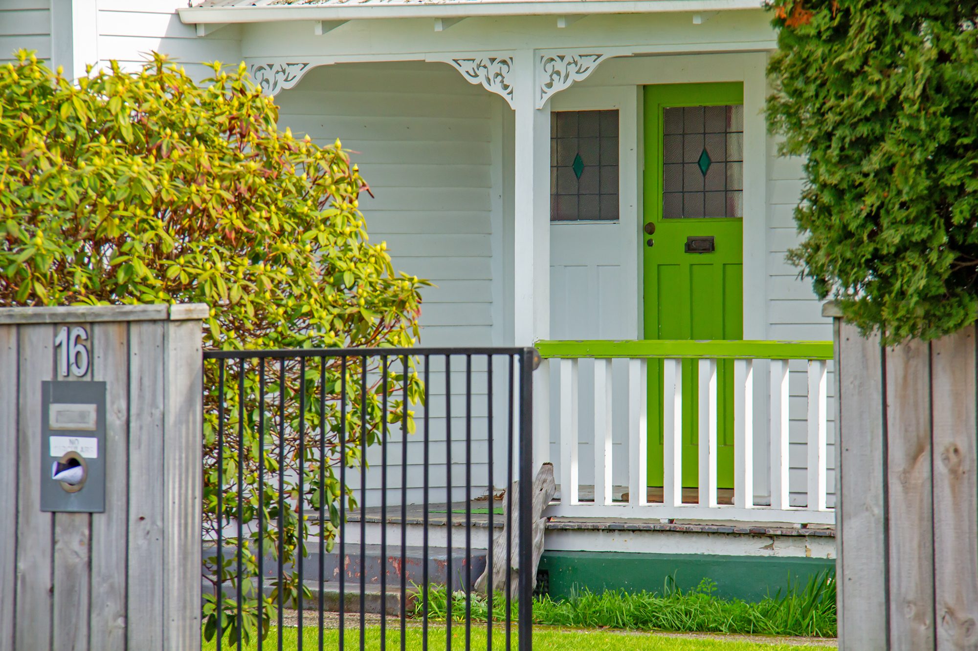 Substantial Bold Bungalow with Grandstand Views — slide 21