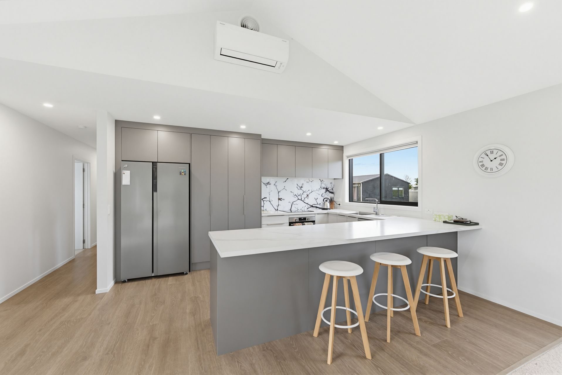 Modern Lifestyle In Mandeville — slide 2