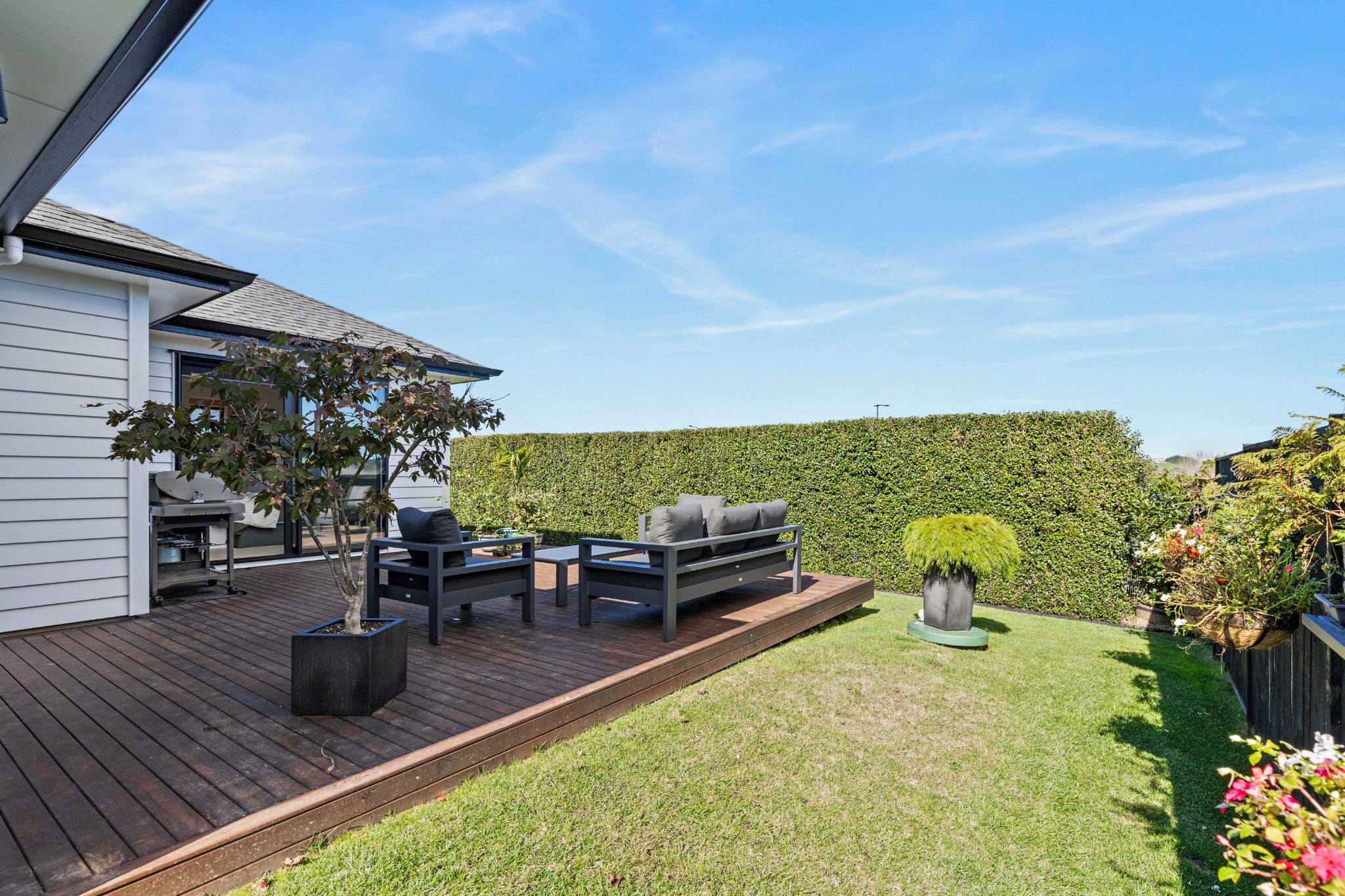 Rare 500sqm section - Excellent Family Living — slide 2