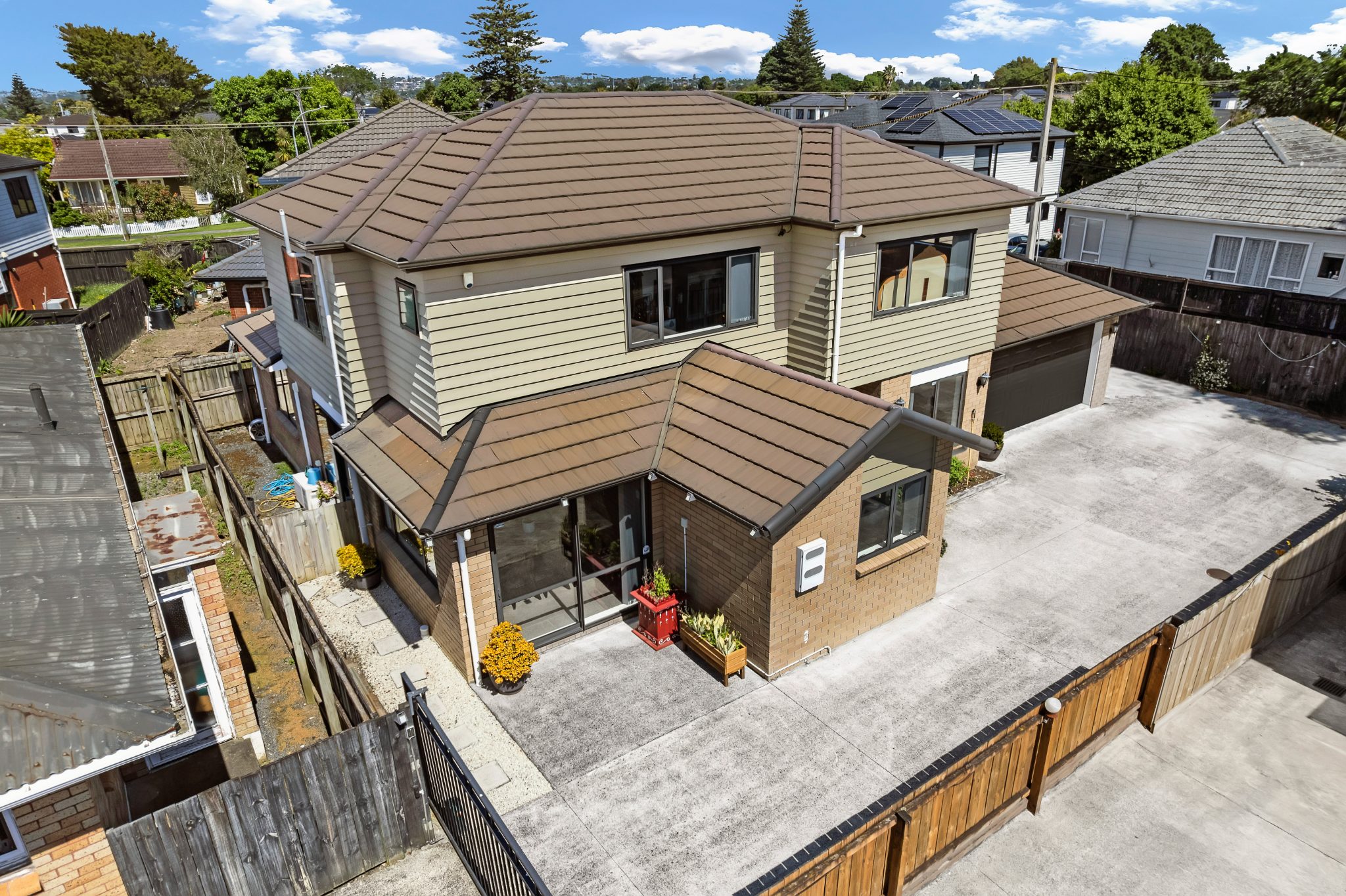 SPACIOUS FAMILY LIVING WITH MODERN COMFORTS — slide 20