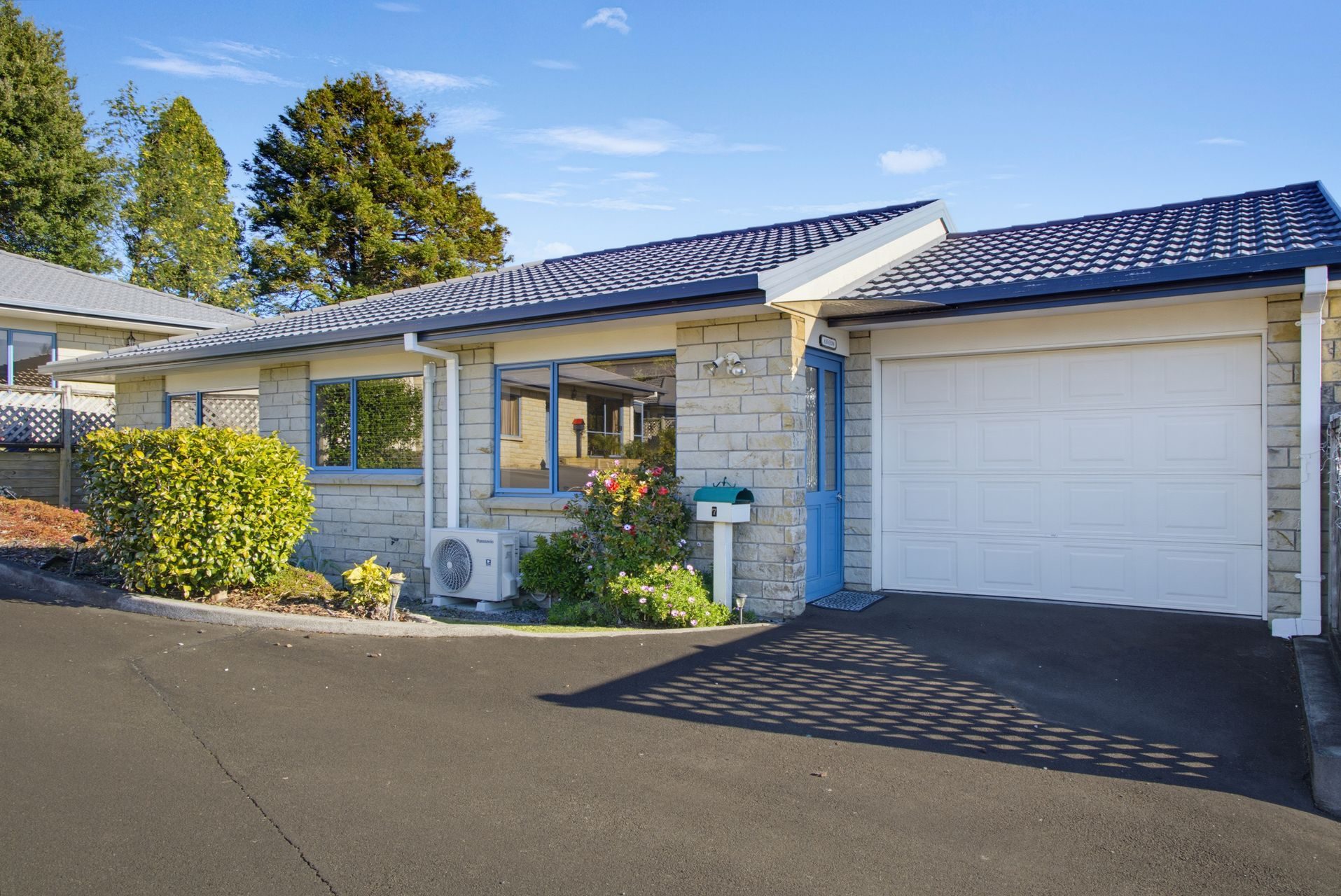 Peaceful, Sunny & Secure Unit in Prime Location — slide 1