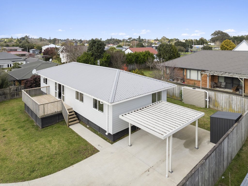 4 BEDROOM MODERN, LOW-MAINTENANCE LIVING — slide 2