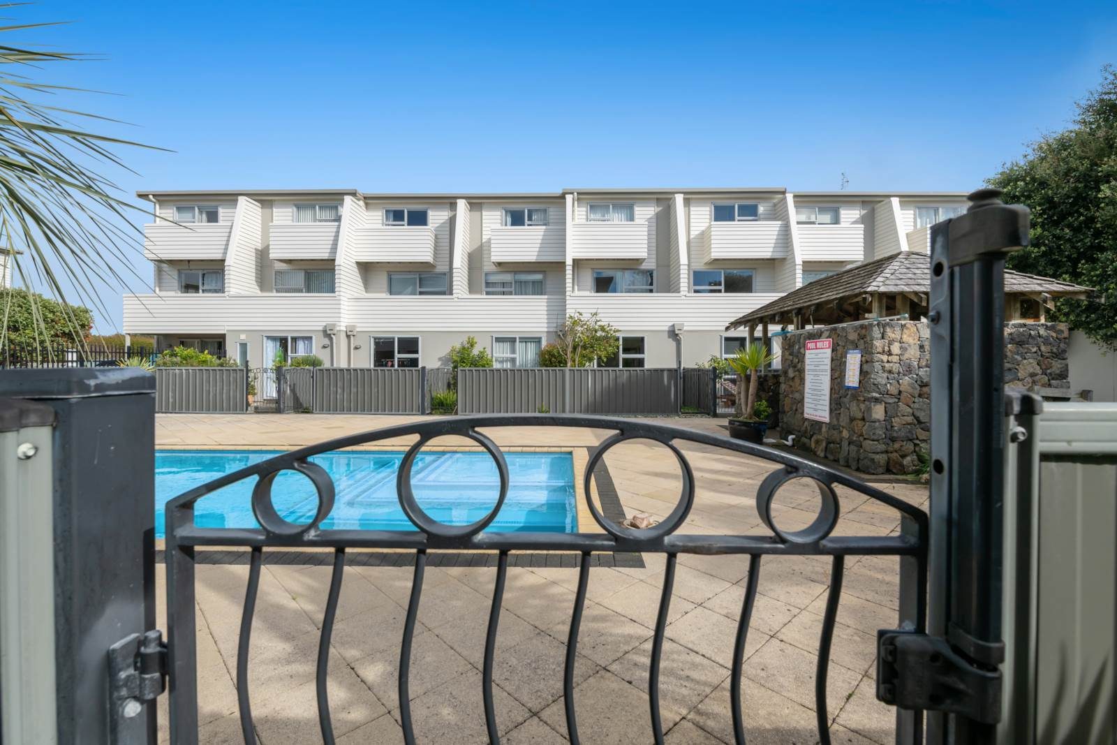 Coastal Cool: Stylish Living Opposite Orewa Beach — slide 28